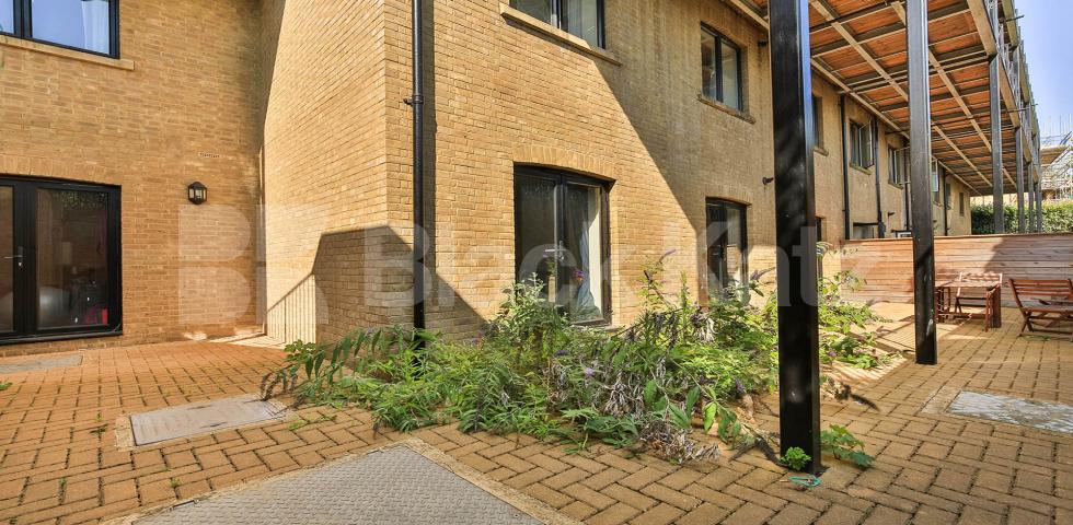 			3 Bedroom, 2 bath, 1 reception Apartment			 Huguenot Drive, Palmers Green